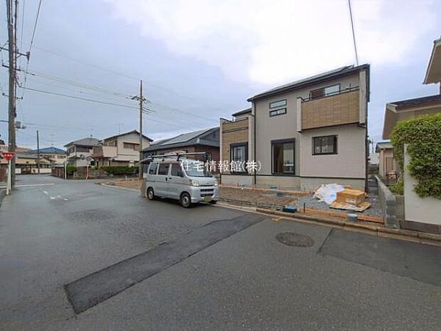 前面道路を含めた現地写真です。