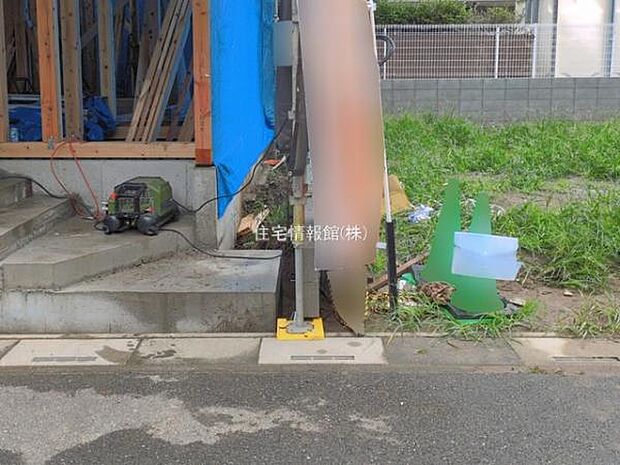 前面道路を含めた現地写真です。