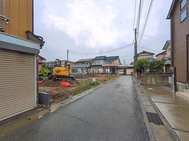 前面道路を含めた現地写真です。