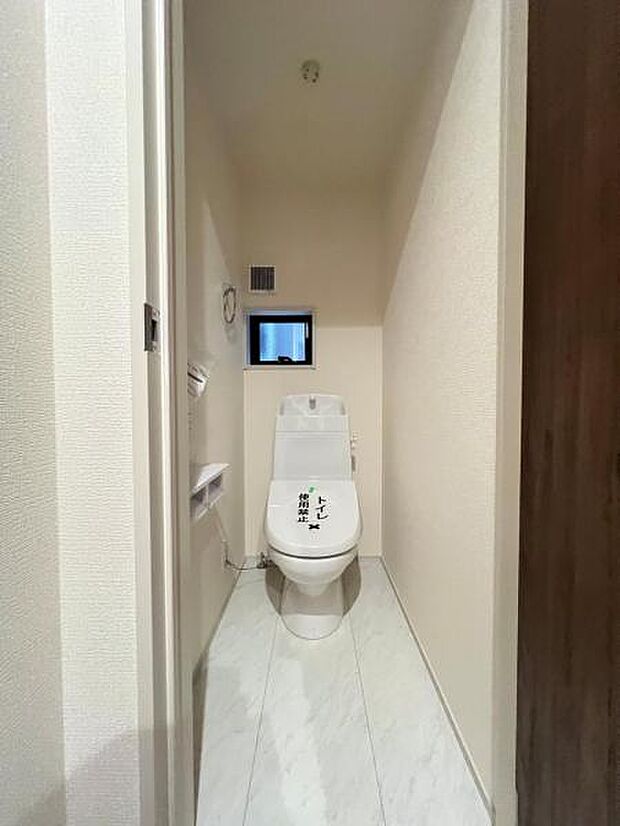 シャワー洗浄機能付のトイレは、清潔感が印象的な空間ですね。