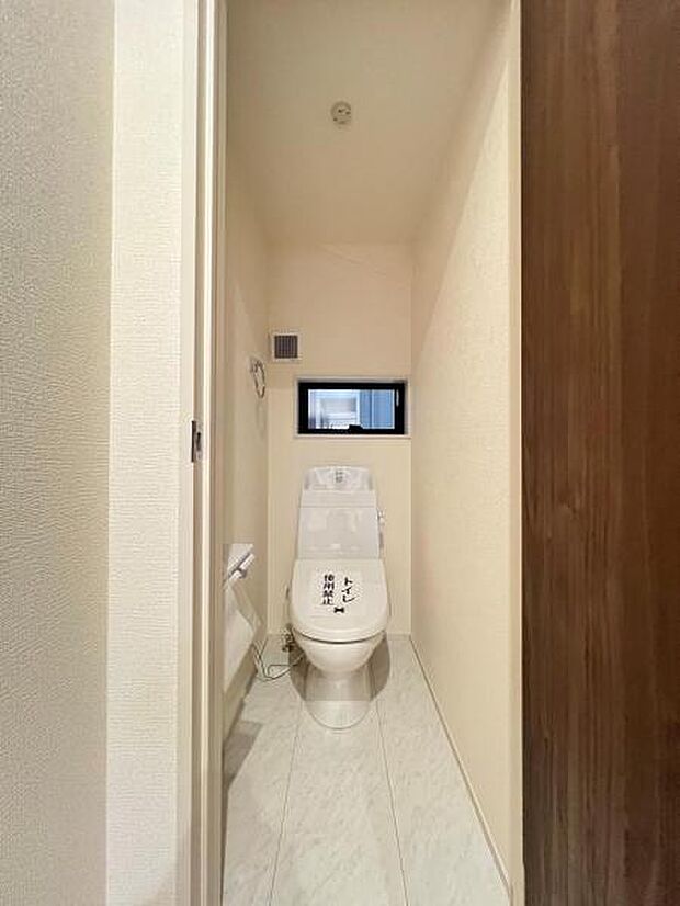 シャワー洗浄機能付のトイレは、清潔感が印象的な空間ですね。