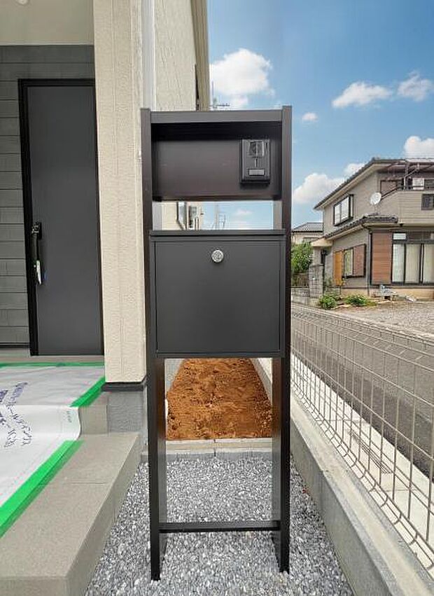 TVドアホンとポストが付いた門柱です。