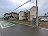 外観：前面道路を含めた現地写真です。