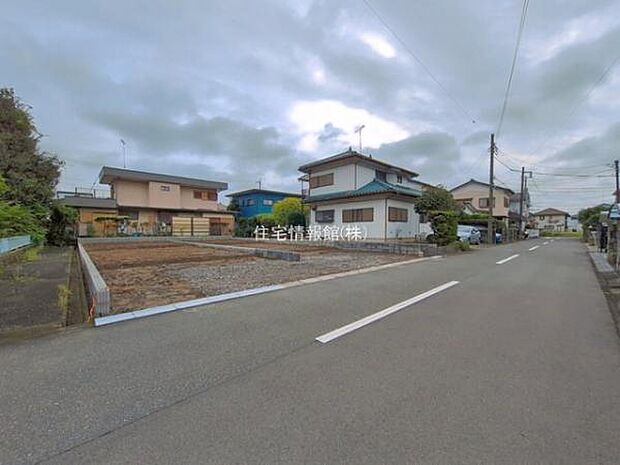 前面道路を含めた現地写真です。