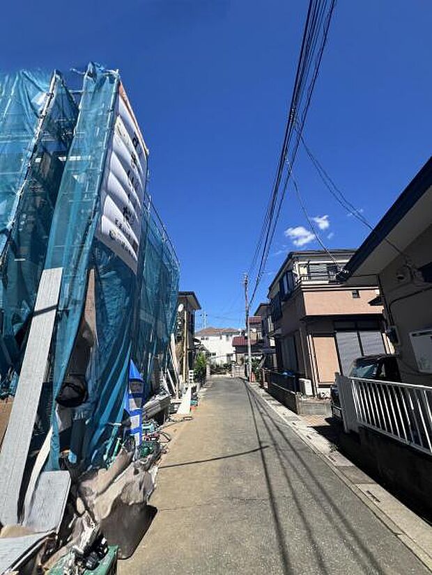 前面道路を含めた現地写真です。ぜひ周辺環境も併せてご覧ください。