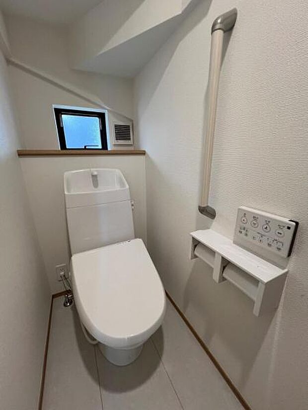 ほっと安らげるトイレ空間です。シャワー洗浄機能付のトイレは、清潔感が印象的な空間ですね。