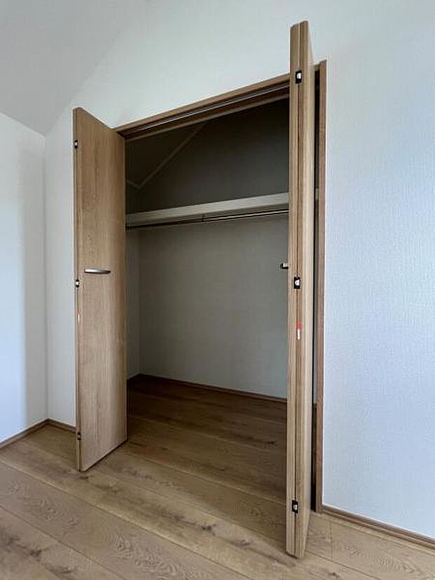 中の物を確認しやすく、取り出しやすい収納スペース。お部屋を広々とお使いいただけます。