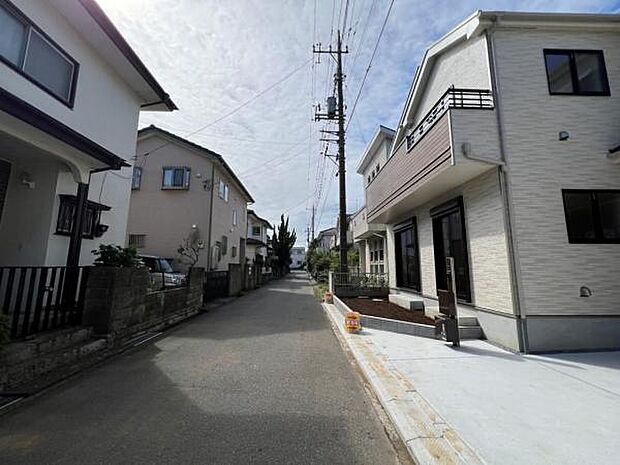 前面道路を含めた現地写真です。住宅地につき落ち着いた新生活を始められそうです。