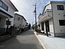外観：前面道路を含めた現地写真です。住宅地につき落ち着いた新生活を始められそうです。