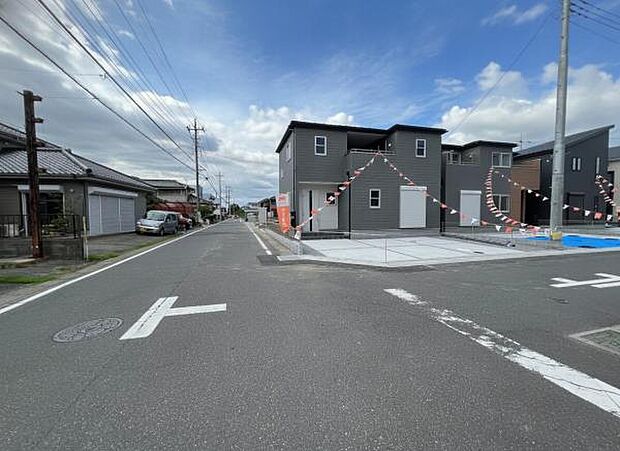 前面道路を含めた現地写真です。住宅地につき落ち着いた新生活を始められそうです。