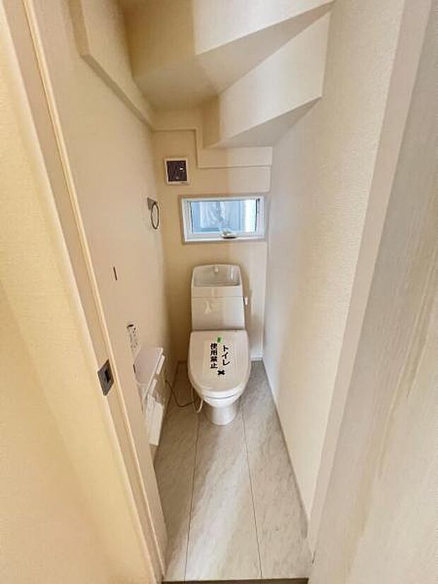 シャワー洗浄機能付のトイレは、清潔感が印象的な空間ですね。