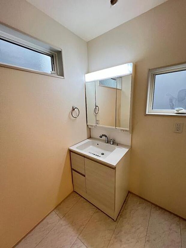 シャワー付き洗面化粧台です。手軽にシャンプーができ、お掃除もしやすいですね。