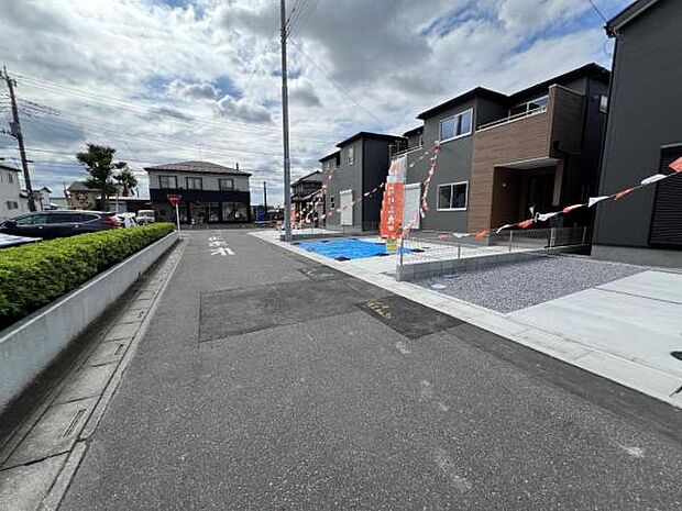 前面道路を含めた現地写真です。