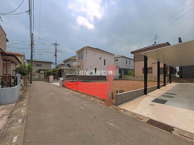 前面道路を含めた現地写真です。