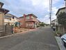 外観：前面道路を含めた現地写真です。