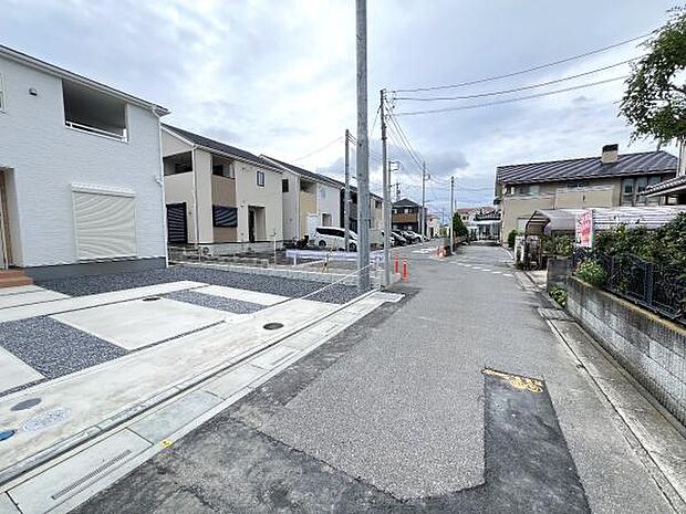 前面道路を含めた現地写真です。