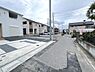 外観：前面道路を含めた現地写真です。