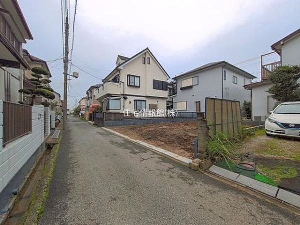 前面道路を含めた現地写真です。