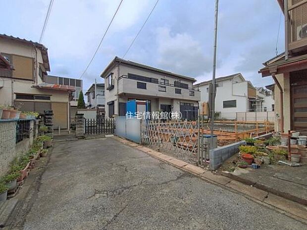 前面道路を含めた現地写真です。