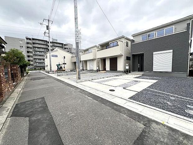 前面道路を含めた現地写真です。