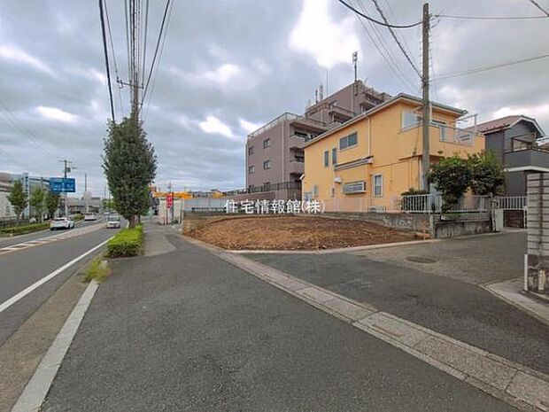 前面道路を含めた現地写真です。