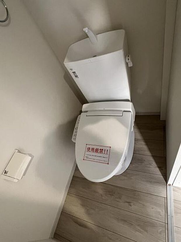 ほっと安らげるトイレ空間です。シャワー洗浄機能付のトイレは、清潔感が印象的な空間ですね。
