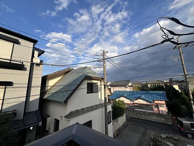 バルコニーからの眺望です。明るい陽射しを浴びながらゆったりと過ごすのも良いですね。