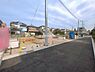 外観：前面道路を含めた現地写真です。