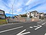 外観：前面道路を含めた現地写真です。