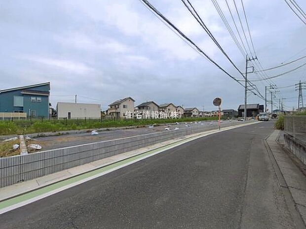 前面道路を含めた現地写真です。