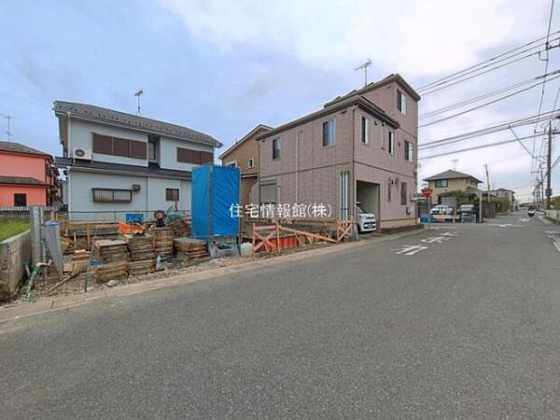 前面道路を含めた現地写真です。