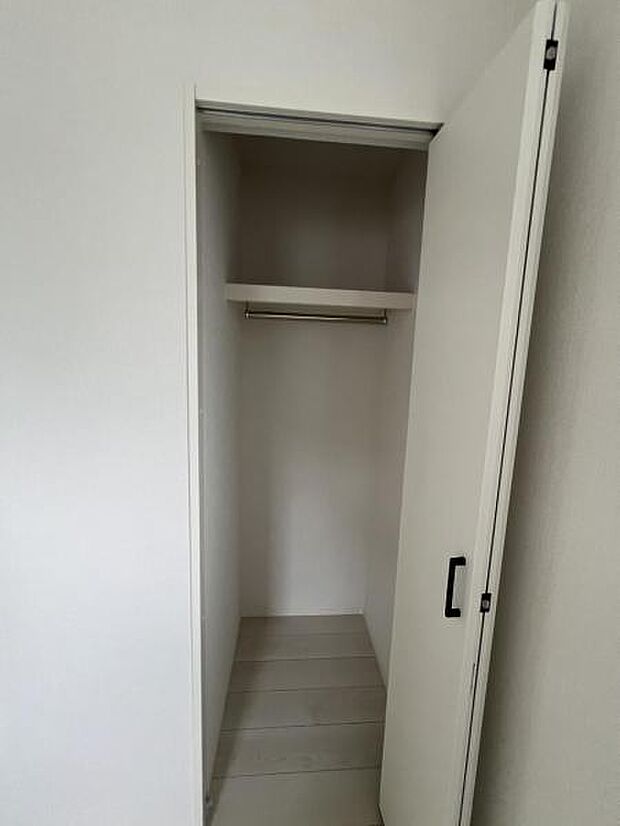中の物を確認しやすく、取り出しやすい収納スペース。お部屋を広々とお使いいただけます。