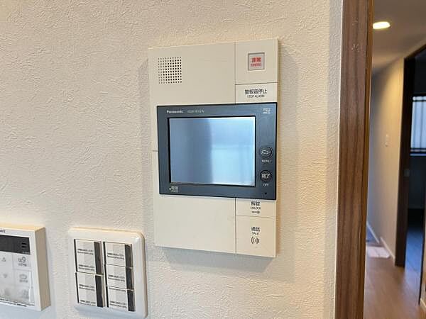訪問者を確認できるTVモニター付きインターフォンです。