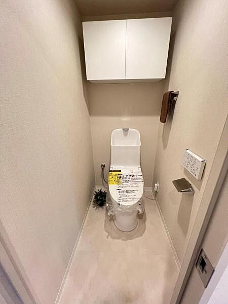 ほっと安らげるトイレ空間です。シャワー洗浄機能付のトイレは、清潔感が印象的な空間ですね。
