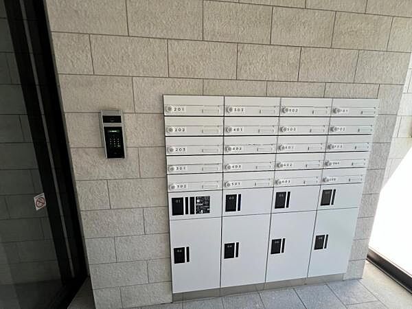 不在時にも荷物を受け取れる宅配ボックス。