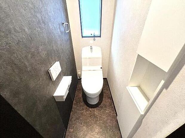 快適な温水洗浄便座付きのトイレです。壁紙もおしゃれです。