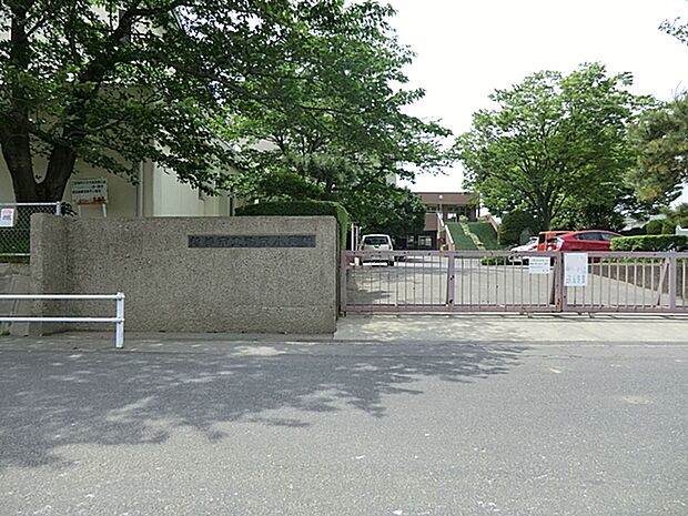 越谷市立弥栄小学校　徒歩9分（約650m)