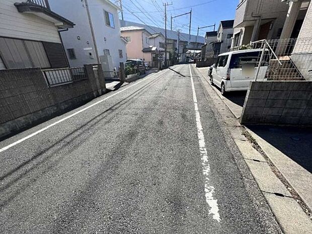 前面道路も広く、開放感がございます。