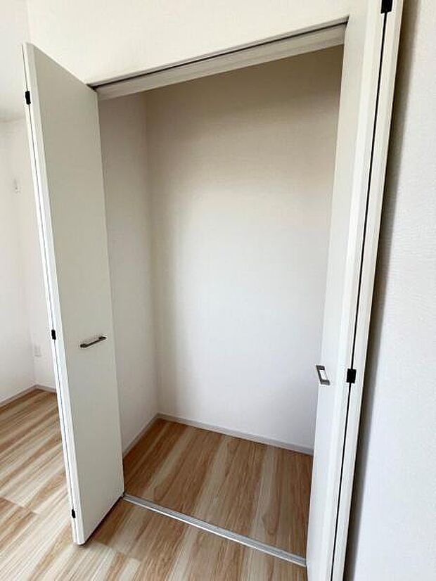 いつでもお部屋をスッキリお使い頂ける収納スペースを設置。