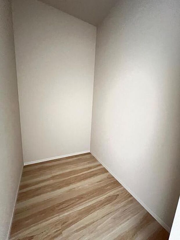 ウォークインクローゼットがあり収納スペースも豊富。季節物もスッキリ片付きそうです。