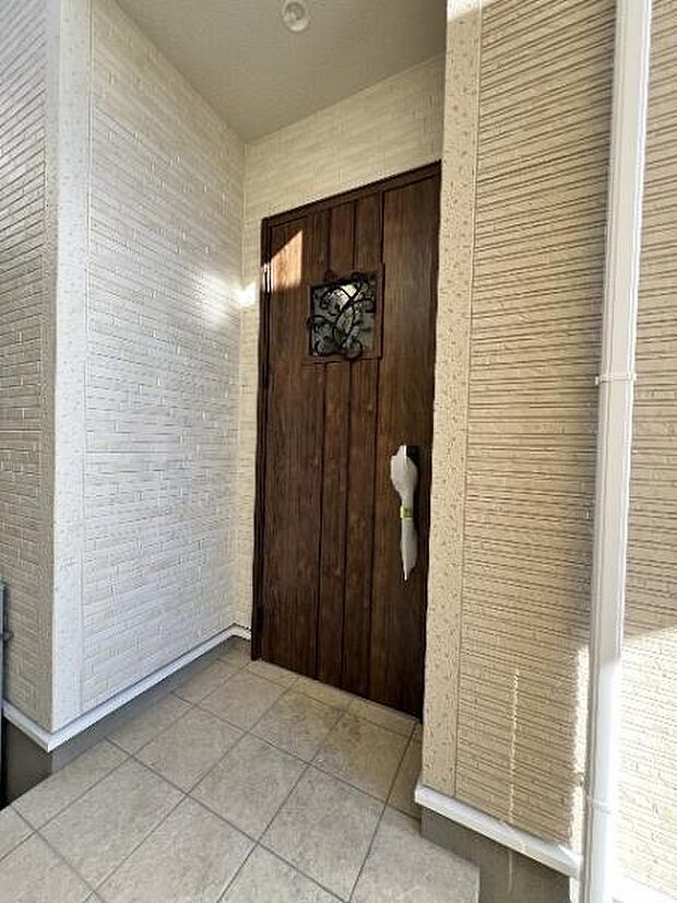 玄関ポーチがありますので、お花や緑の鉢植えなどで、ご家族やお客様をお出迎え。