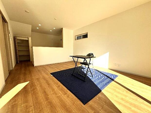 ご家族みんながゆったりくつろげる広々リビングです。