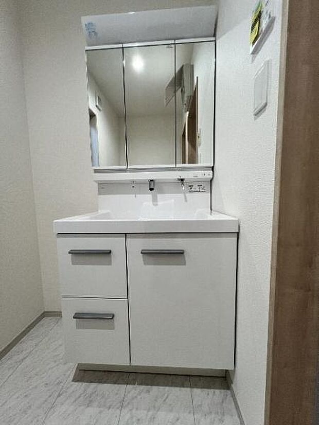 洗面化粧台です。朝の身支度から1日が始まります。