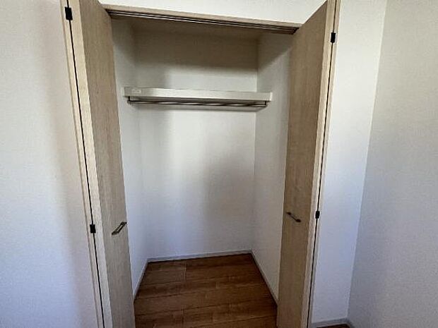 枕棚とハンガーパイプの付いたクローゼットです。