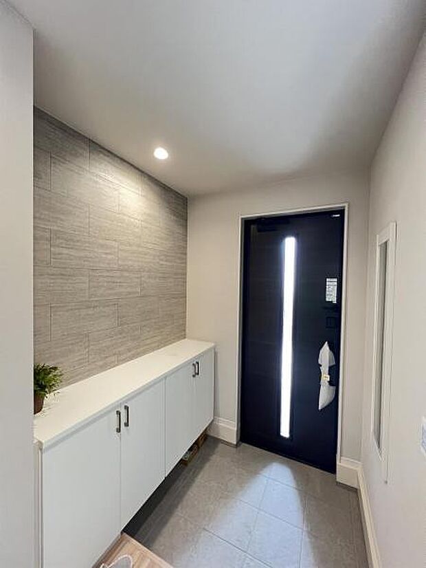 綺麗で明るい玄関でお客様をお迎えいただけます。