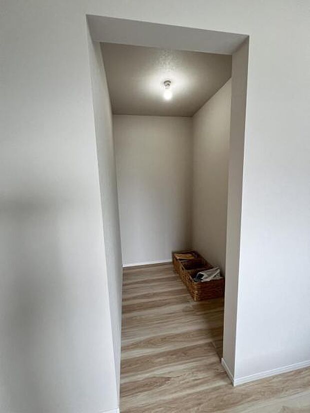 ウォークインクローゼットがあり収納スペースも豊富。季節物もスッキリ片付きそうです。