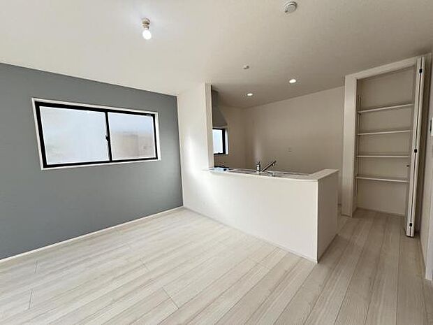 お食事中もキッチンと会話が楽しめるダイニングスペース。