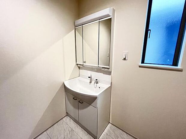 洗面化粧台です。朝の身支度から1日が始まります。