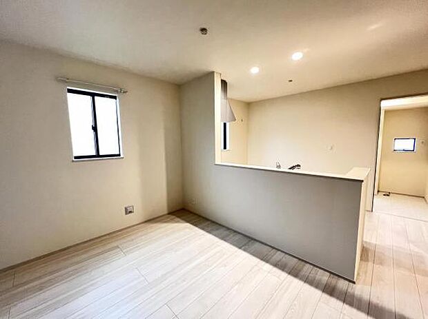 お食事中もキッチンと会話が楽しめるダイニングスペース。