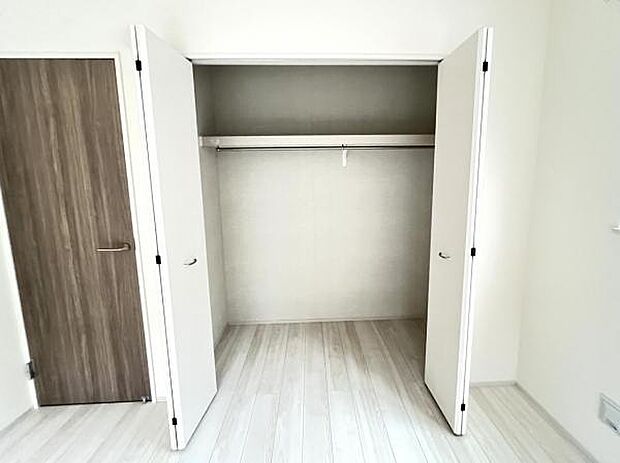 ウォークインクローゼットがあり収納スペースも豊富。季節物もスッキリ片付きそうです。